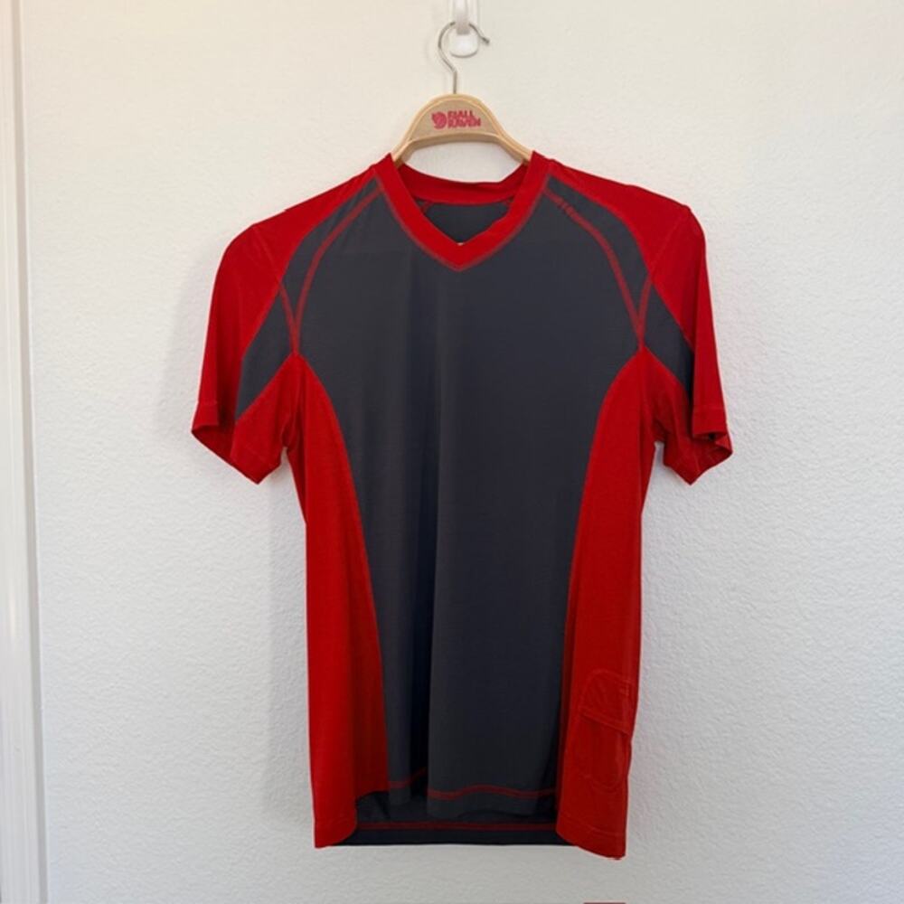 Lululemon Men's Medium V-Neck Tee Red‎ & Gray Technical Short Sleeve